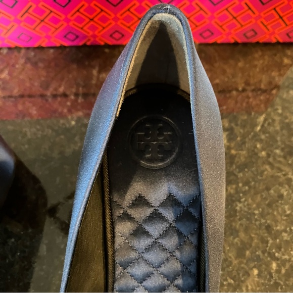 New Tory Burch Gigi Block Heel Pump, Navy Blue Satin, Crystal Embellished Logo - Picture 9 of 16